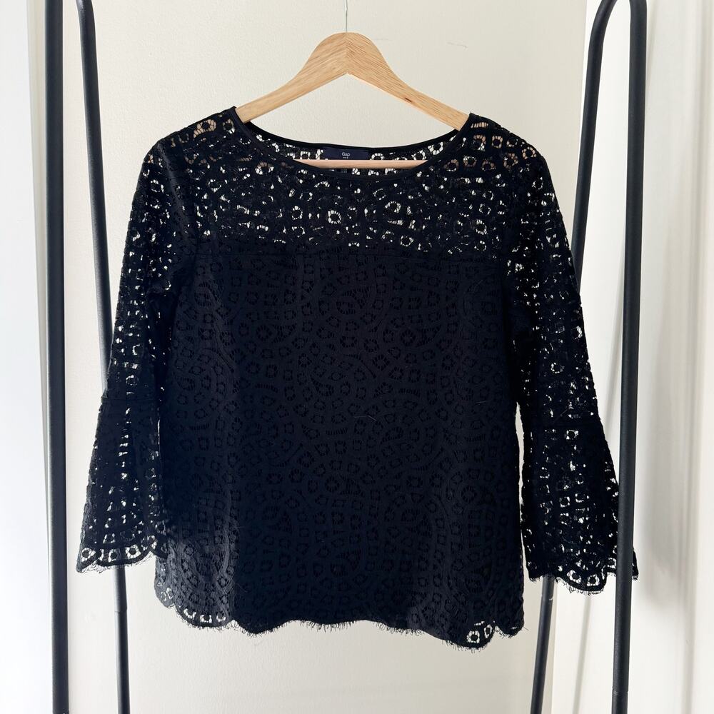 Gap scalloped lace top